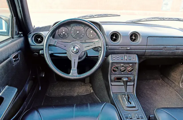 Comparativa: tres Mercedes clásicos con motores V8. Cockpit del TE.