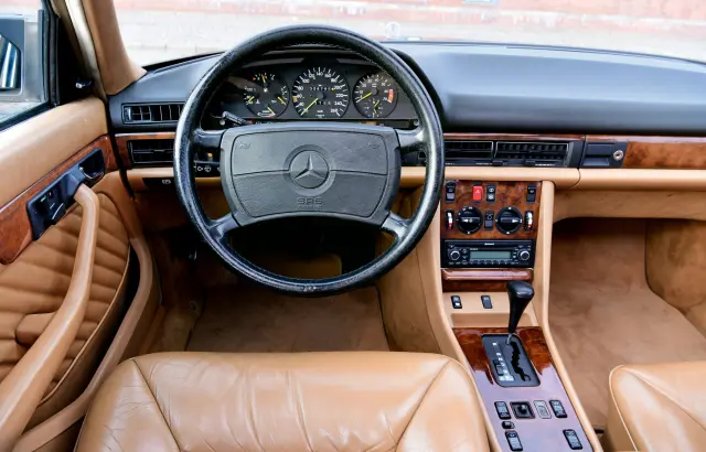 Comparativa: tres Mercedes clásicos con motores V8. Cockpit del SE.