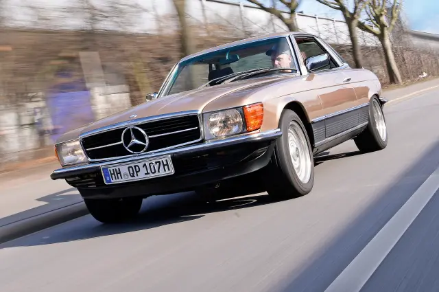 Comparativa: tres Mercedes clásicos con motores V8. Morro del SLC.