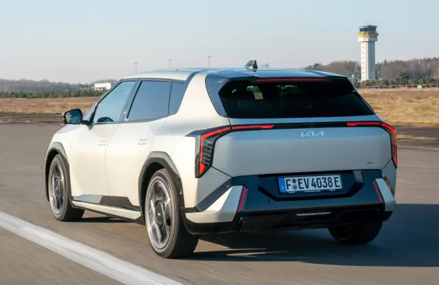 Comparativa del Kia EV4 contra el Volkswagen ID.3. zaga del Kia.