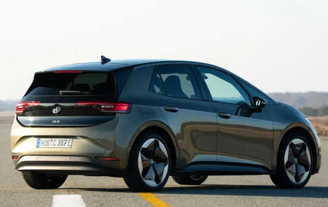 Comparativa del Kia EV4 contra el Volkswagen ID.3. Lateral del ID.3.