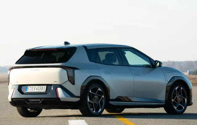 Comparativa del Kia EV4 contra el Volkswagen ID.3. Lateral del Kia.