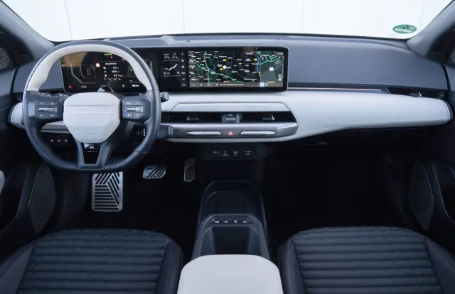 Comparativa del Kia EV4 contra el Volkswagen ID.3. Cockpit del EV4.