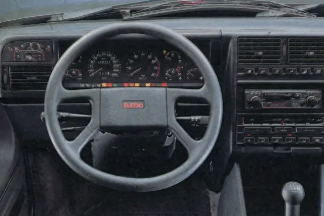 Comparativa de clásicos: Fiat Croma contra Opel Rekord y Volkswagen Passat. Cockpit del Fiat.
