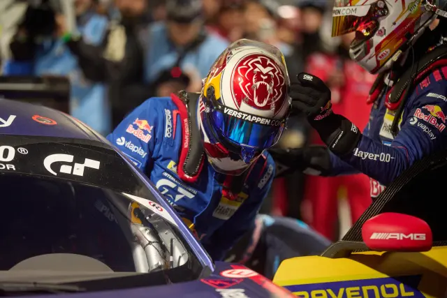 Verstappen subiéndose al coche bajo la mirada de Juncadella