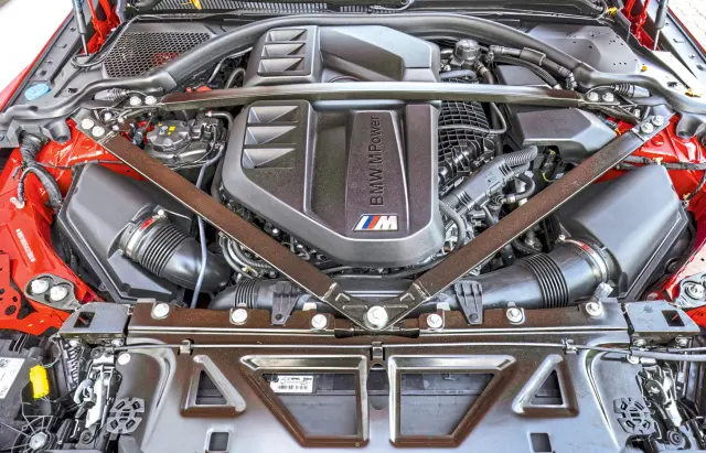 Comparativa del Ford Mustang Dark Horse vs. BMW M4 Coupé. Motor del M4.