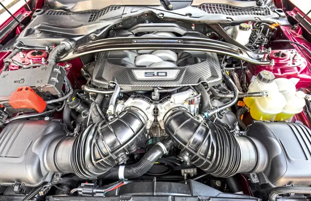 Comparativa del Ford Mustang Dark Horse vs. BMW M4 Coupé. Motor del Mustang.