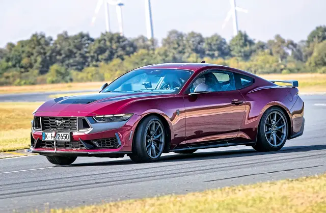 Comparativa del Ford Mustang Dark Horse vs. BMW M4 Coupé. Curva.