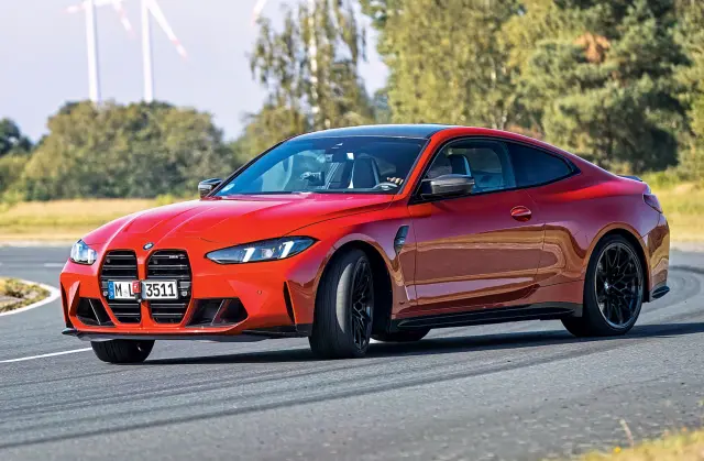 Comparativa del Ford Mustang Dark Horse vs. BMW M4 Coupé. Drift con el M4.