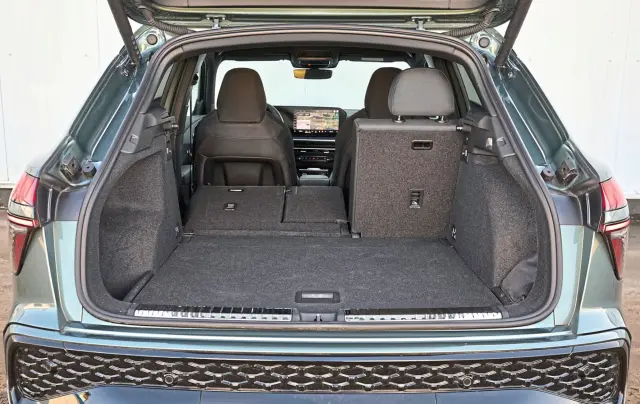Comparamos el Audi Q3 SUV TFSI quattro vs Mini Countryman S All4. Maletero del Mini.