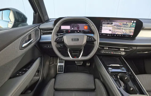 Comparamos el Audi Q3 SUV TFSI quattro vs Mini Countryman S All4. Cockpit del Audi.