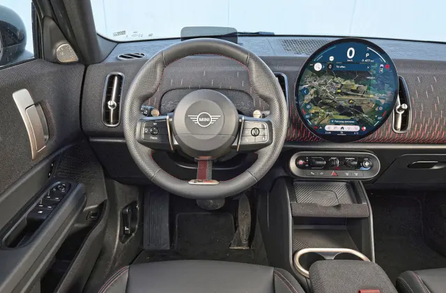 Comparamos el Audi Q3 SUV TFSI quattro vs Mini Countryman S All4. Cockpit del Audi.