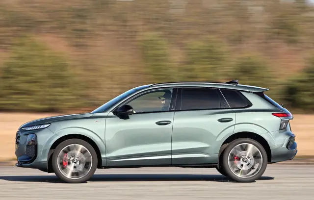 Comparamos el Audi Q3 SUV TFSI quattro vs Mini Countryman S All4. Barrido del Q3.