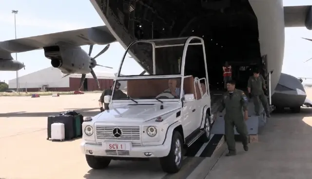El papamóvil llegando en avión a España.