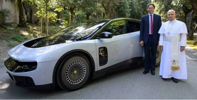 El Papa León XIV y John Elkann junto al Ferrari Luce
