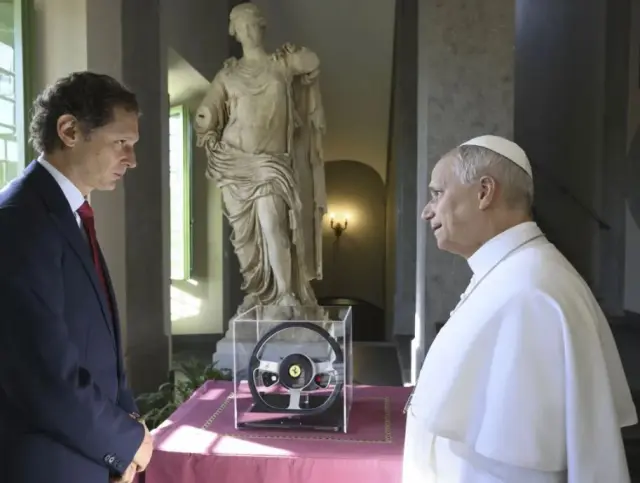 El Papa León XIV recibiendo de John Elkann el volante del Ferrari Luce