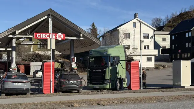 El ingeniero sueco Anders Gaasedal recorrer 73.500 kilómetros con un camión eléctrico.