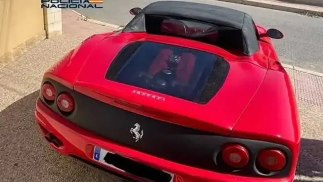 Así lucía la parte trasera de este supuesto Ferrari creado sobre el chasis de otro coche