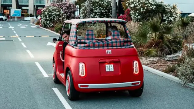 Carlos Sainz junto a su padre a bordo de un Fiat Topolino