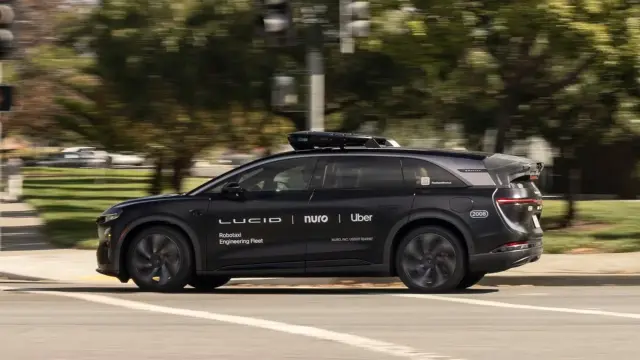 Uber invierte 430 millones de euros en Nuro para depslegar su flota de robotaxi.