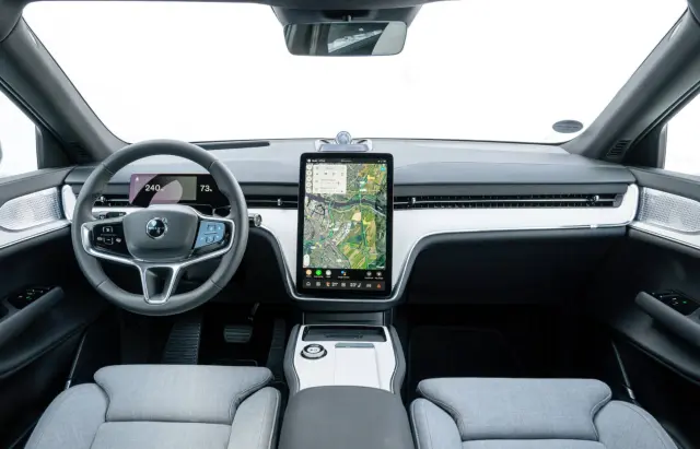 Comparativa del Kia EV9 GT vs Volvo EX90 Twin Motor AWD. Cockpit.
