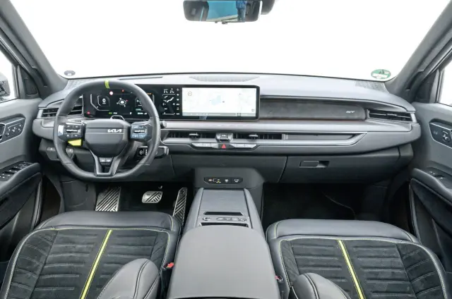 Comparativa del Kia EV9 GT vs Volvo EX90 Twin Motor AWD. Cockpit del Kia.