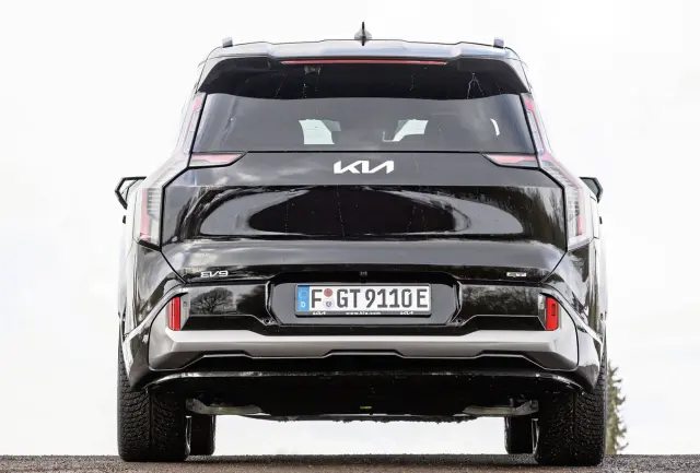 Comparativa del Kia EV9 GT vs Volvo EX90 Twin Motor AWD. Zaga del Kia.