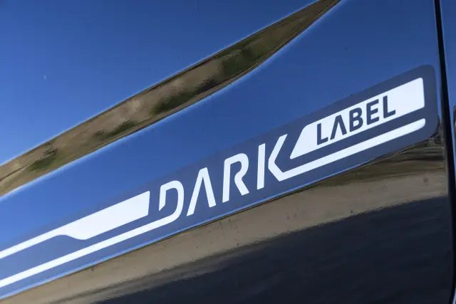 La versión intermedia es la Dark Label y se diferencia por elementos oscurecidos o pintados en negro