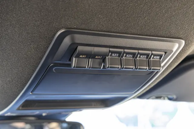 La botonera del techo es útil para instalar accesorios externos y la hereda del Ford Ranger