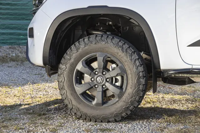 Los BF Goodrich AllTerrain AT 255/70 R18 le daban 2,5 cm adicionales a la elevación de la suspensión Koni, que en este caso de casi 30 mm