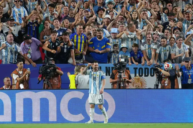 Los tres motoristas vieron el primer partido de Argentina en el estadio