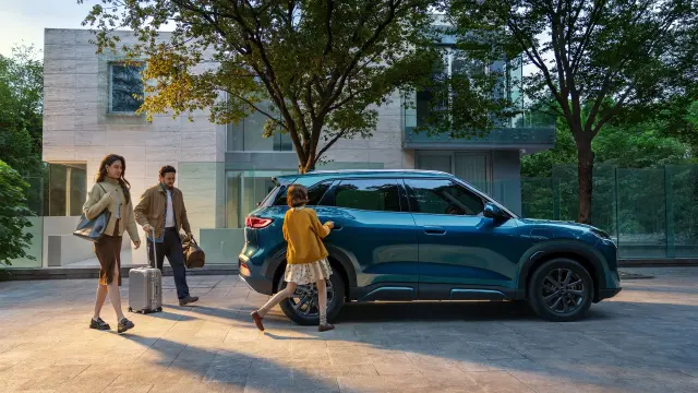Comprar coche eléctrico o híbrido enchufable.