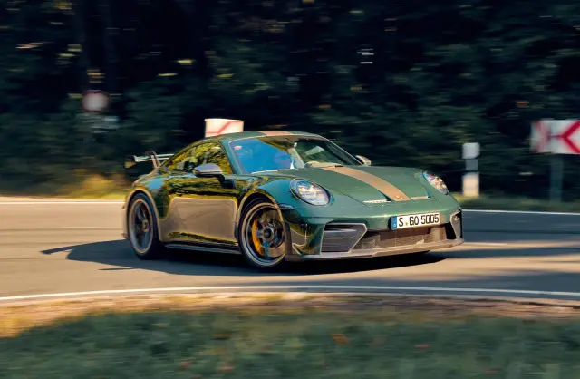 Comparativa: Mercedes-AMG GT 63 Pro vs. Porsche 911 GT3. El 911 en curva.