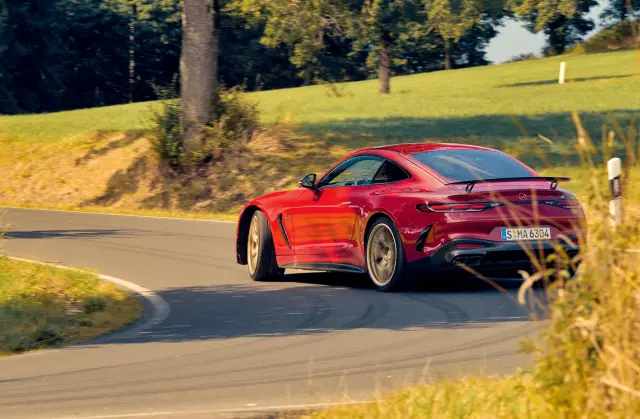 Comparativa: Mercedes-AMG GT 63 Pro vs. Porsche 911 GT3. El AMG en curva.