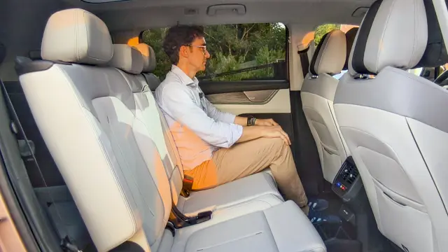El hueco en la segunda fila de Skoda Peaq es realmente amplio, tanto para la cabeza como para las piernas.