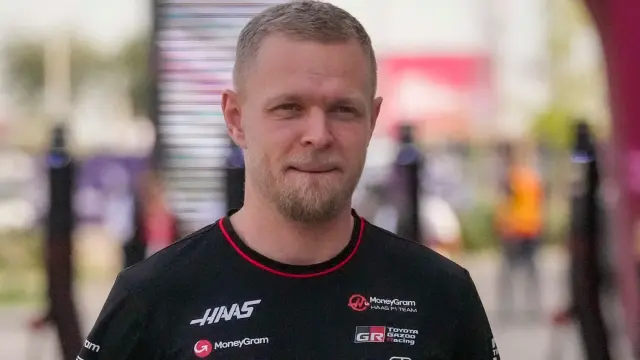 Magnussen la lía en su debut en la NASCAR