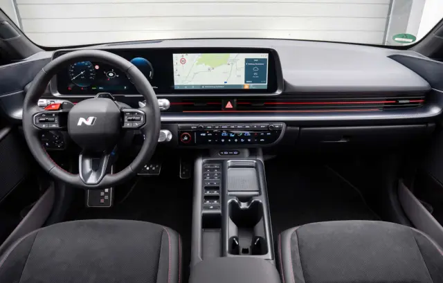 Comparativa del Hyundai Ioniq 6 84 kWh vs Volkswagen ID.7 GTX. Cockpit.