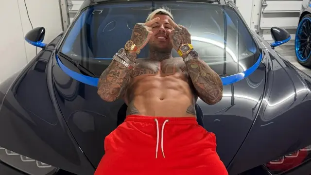 El polémico coach e influencer presume de garaje