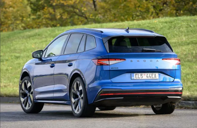 Comparativa: los mejores SUV eléctricos compactos con tracción total. Skoda Enyaq, zaga.