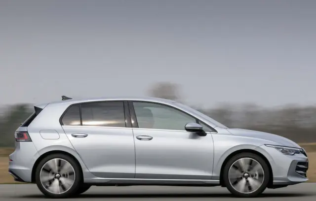 VW Golf 1.5 eTSI, Kia K4 1.6 T-GDI, Mazda3 Skyactiv-G 140. Barrido del Golf.
