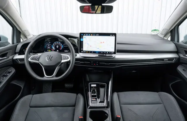 VW Golf 1.5 eTSI, Kia K4 1.6 T-GDI, Mazda3 Skyactiv-G 140. Cockpit de Golf.