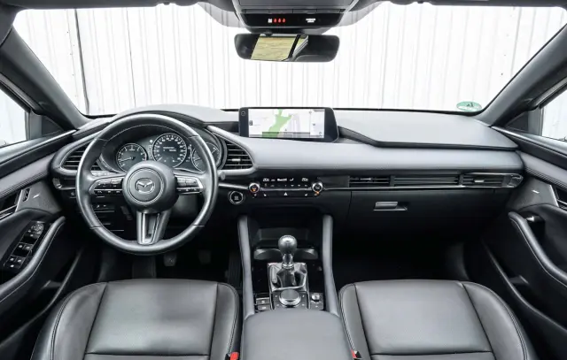 VW Golf 1.5 eTSI, Kia K4 1.6 T-GDI, Mazda3 Skyactiv-G 140. Cockpit del Mazda.