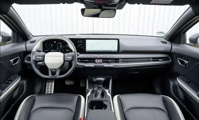 VW Golf 1.5 eTSI, Kia K4 1.6 T-GDI, Mazda3 Skyactiv-G 140.Cockpit del Kia.