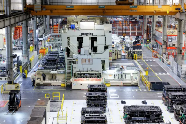La sección de estampación: prensas gigantes de miles de kilos de presión se encargan de dar forma a los diferentes paneles metálicos del coche.