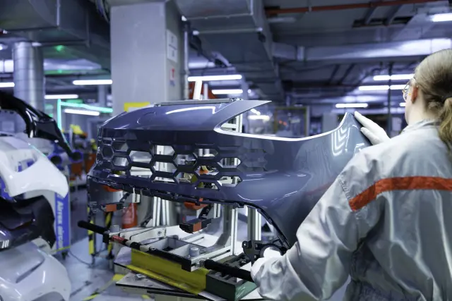 Una de las novedades del Yaris Cross en 2026 es que Toyota fabrica el paragolpes de una sola pieza en un taller propio ubicado en la misma fábrica: pasa de 10 a siete piezas necesarias.