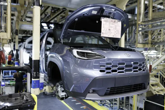 El manifiesto del coche se encarga de avisar de las opciones, el color... o de dónde va ubicado el volante.