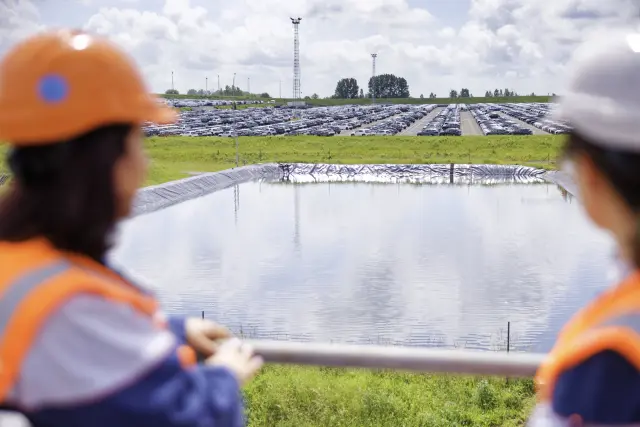 No solo se fabrica. También se recicla. Esta balsa de agua de 600 metros cúbicos se llena de agua de lluvia para reutilizarla. A su lado, una de 1.000 que durante la visita estaba vacía.