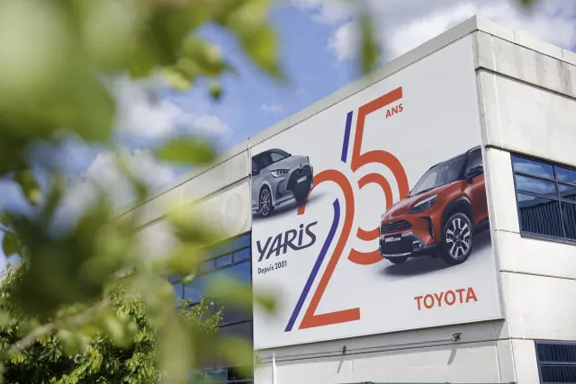 25 años haciendo coches: en 2001 se inauguró la fábrica en la que se hacía el Yaris. Se ha pasado de un 100% de coches de combustión a un 100% de coches híbridos.