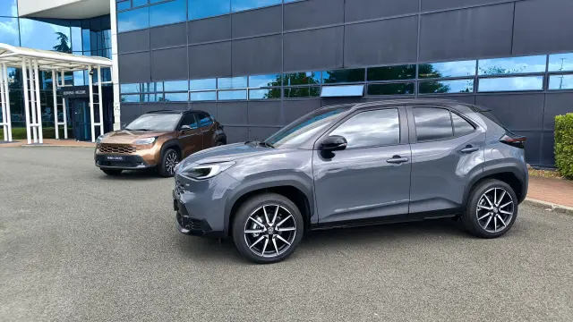 Un Yaris Cross en color Storm Grey, uno de los dos colores nuevos en la gama 2026.