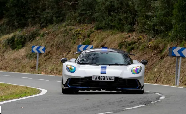 Ya he probado el Aston Martin Valhalla. Curva.